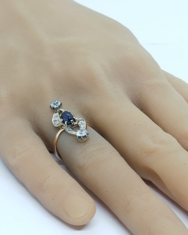 Bague en or, saphir cabochon et nombreux diamants, vers 1900-20. – Image 6
