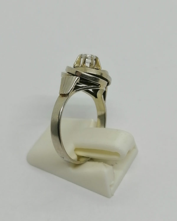 Bague or gris, tourbillon et saphir blanc, 1930-40. – Image 2