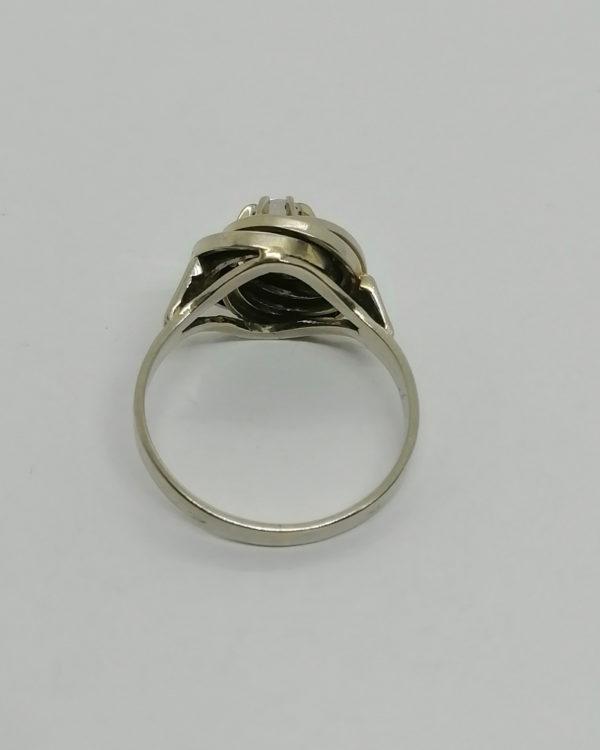 Bague or gris, tourbillon et saphir blanc, 1930-40. – Image 3