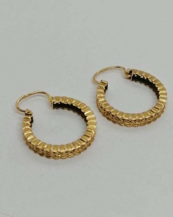 Boucles d'oreilles en or, petites créoles ajourée et facettée, 1940-60.