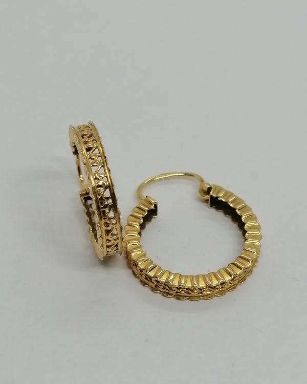 Boucles d'oreilles en or, petites créoles ajourée et facettée, 1940-60. – Image 2