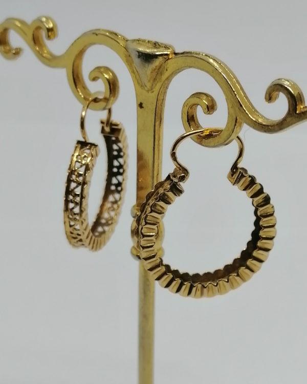 Boucles d'oreilles en or, petites créoles ajourée et facettée, 1940-60. – Image 3
