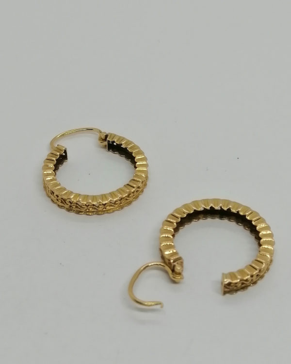 Boucles d'oreilles en or, petites créoles ajourée et facettée, 1940-60. – Image 4