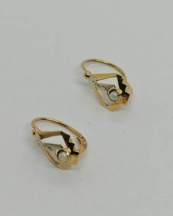Boucles d'oreilles en or, ajourée et structurée avec perle d'imitation, 1925.