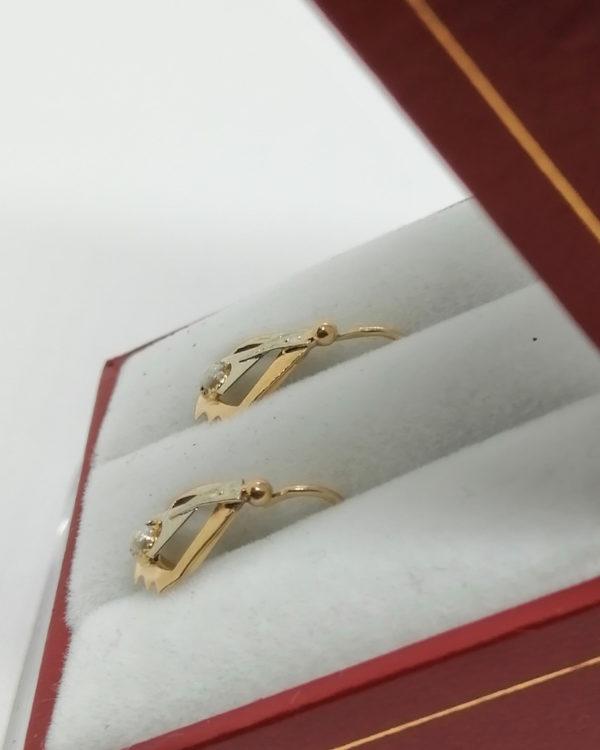 Boucles d'oreilles en or, ajourée et structurée avec perle d'imitation, 1925. – Image 3