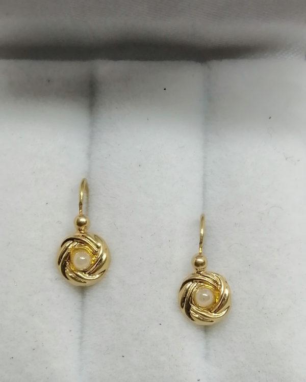 Boucles d'oreilles en or, modèle enfant, perle d'imitation, 1930-40. – Image 2