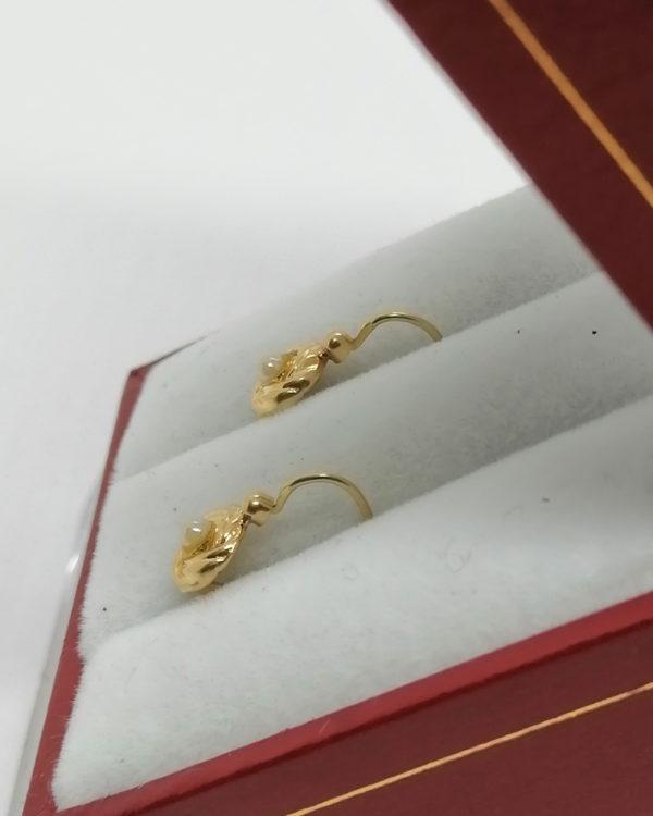 Boucles d'oreilles en or, modèle enfant, perle d'imitation, 1930-40. – Image 3