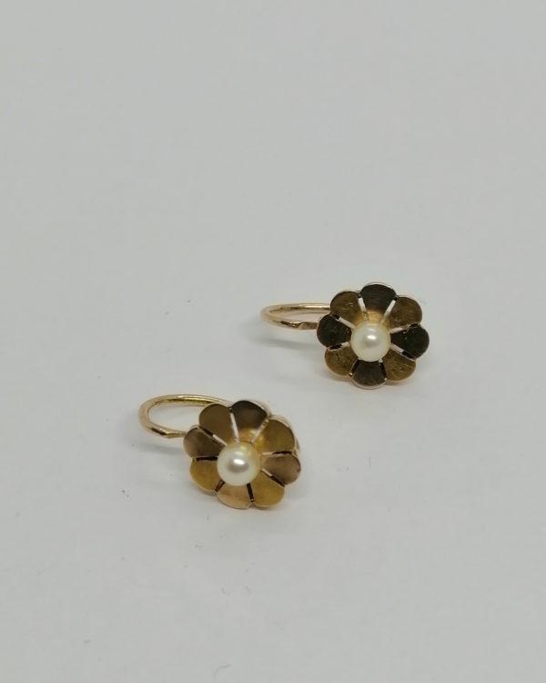 Boucles d'oreilles en or bicolore, fleurette et perle fine, vers 1900.