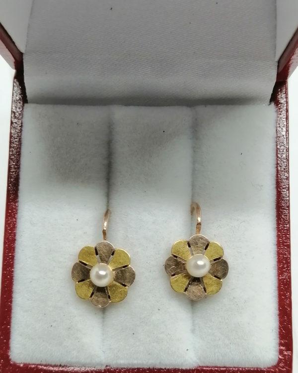 Boucles d'oreilles en or bicolore, fleurette et perle fine, vers 1900. – Image 2