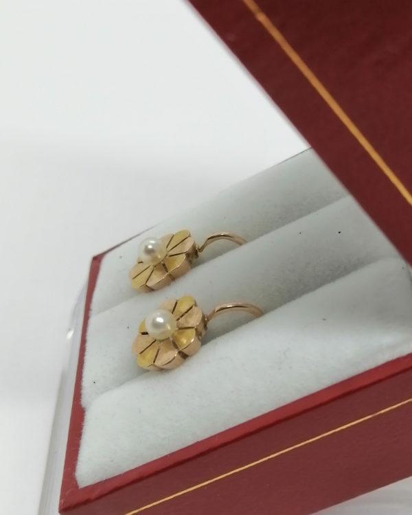 Boucles d'oreilles en or bicolore, fleurette et perle fine, vers 1900. – Image 3