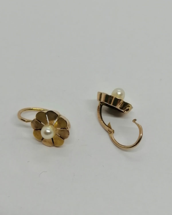 Boucles d'oreilles en or bicolore, fleurette et perle fine, vers 1900. – Image 4