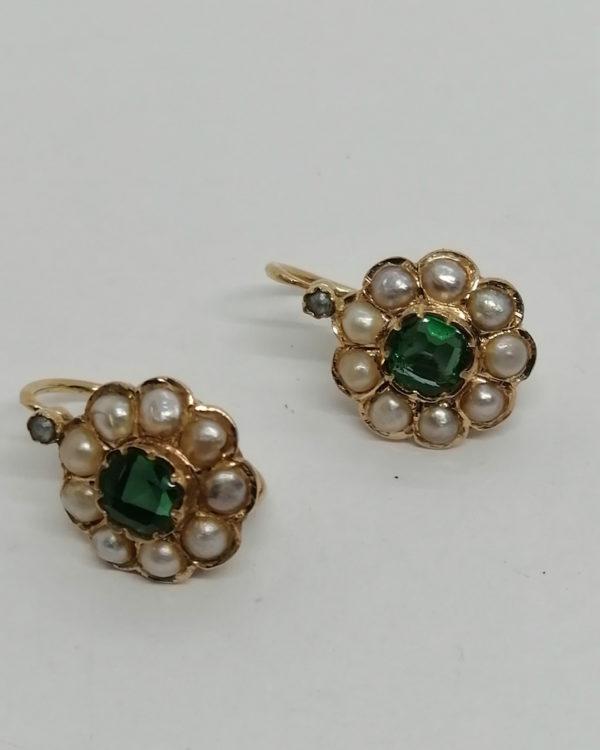 Boucles d'oreilles en or, forme marguerite avec demi-perles fines et pâte de verre, 1900.