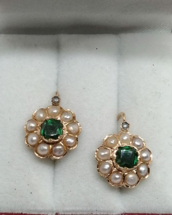Boucles d'oreilles en or, forme marguerite avec demi-perles fines et pâte de verre, 1900. – Image 2