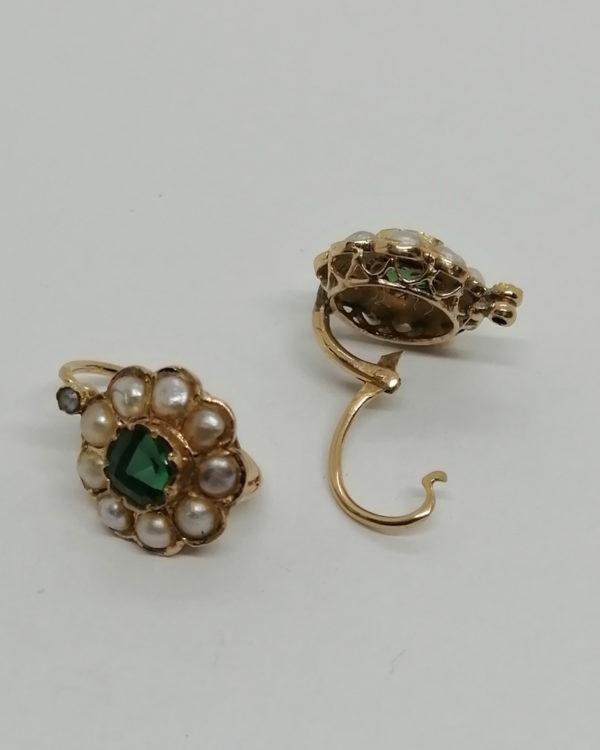 Boucles d'oreilles en or, forme marguerite avec demi-perles fines et pâte de verre, 1900. – Image 3