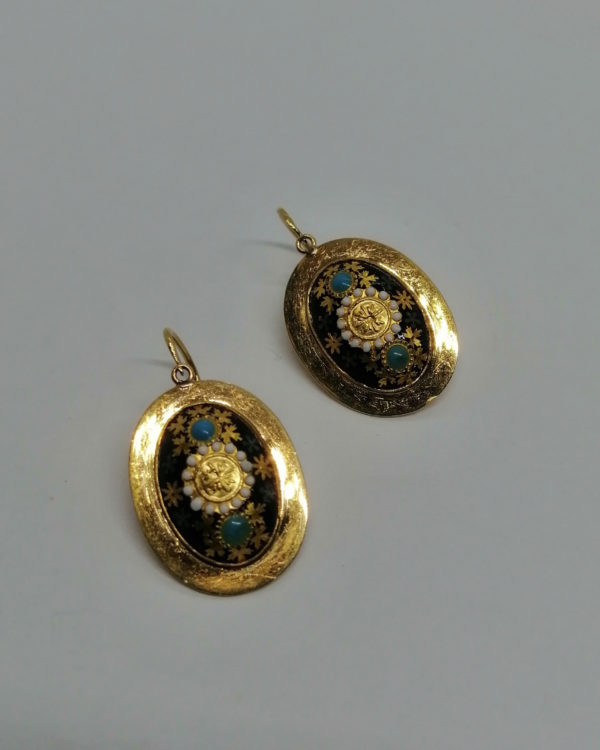 Boucles d'oreilles en or, décor travail d'émail, vers 1900, Art Nouveau.
