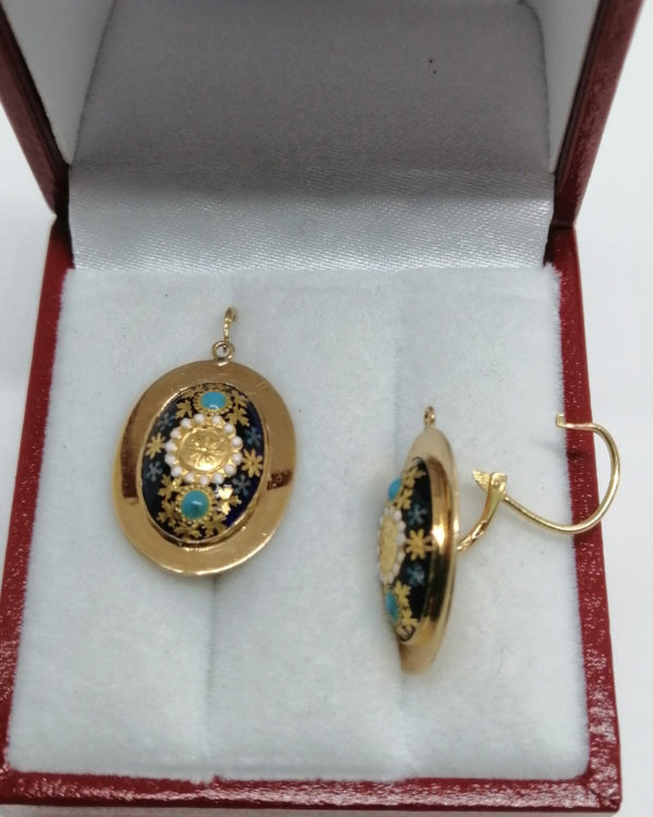 Boucles d'oreilles en or, décor travail d'émail, vers 1900, Art Nouveau. – Image 3