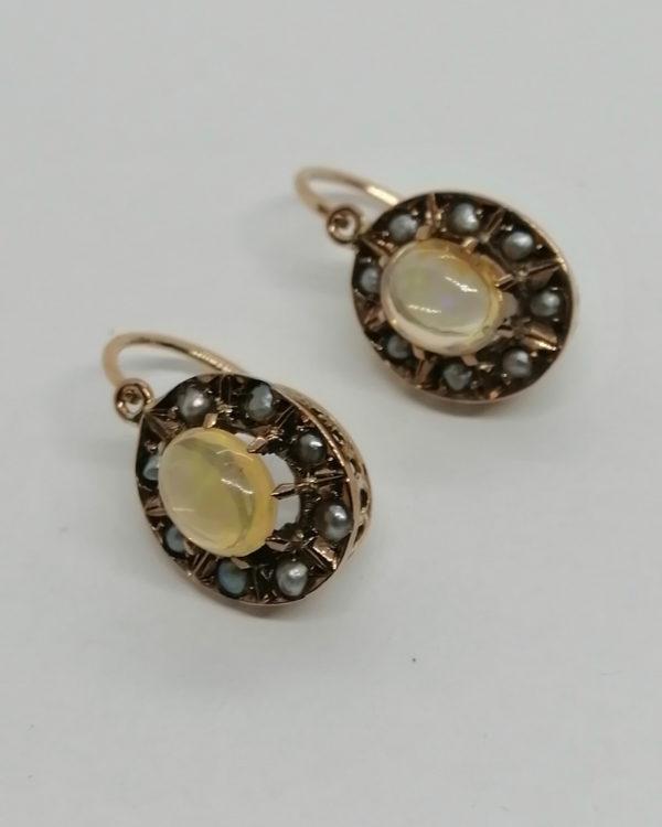 Boucles d'oreilles en or rosé, demi-perles fines et cabochons d'opales, vers 1900.