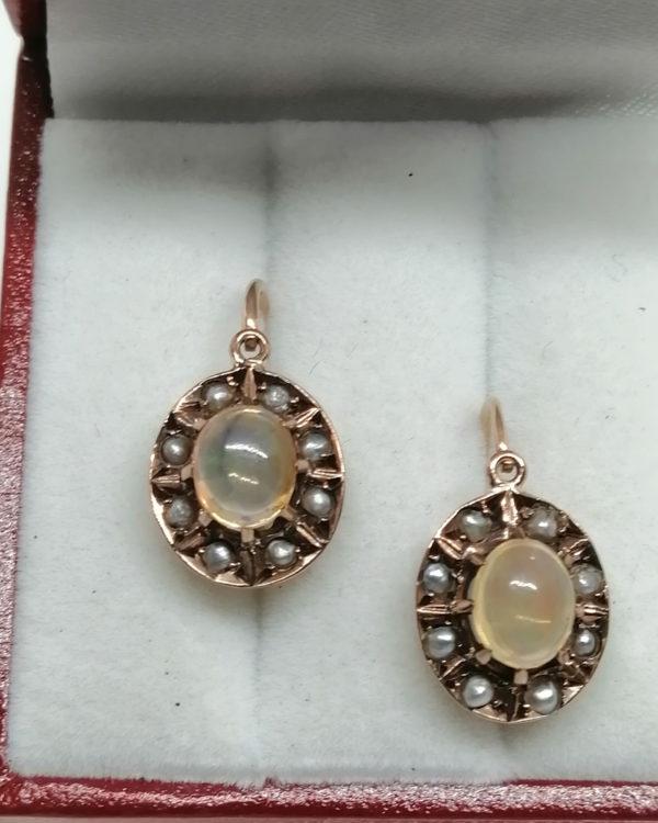 Boucles d'oreilles en or rosé, demi-perles fines et cabochons d'opales, vers 1900. – Image 2