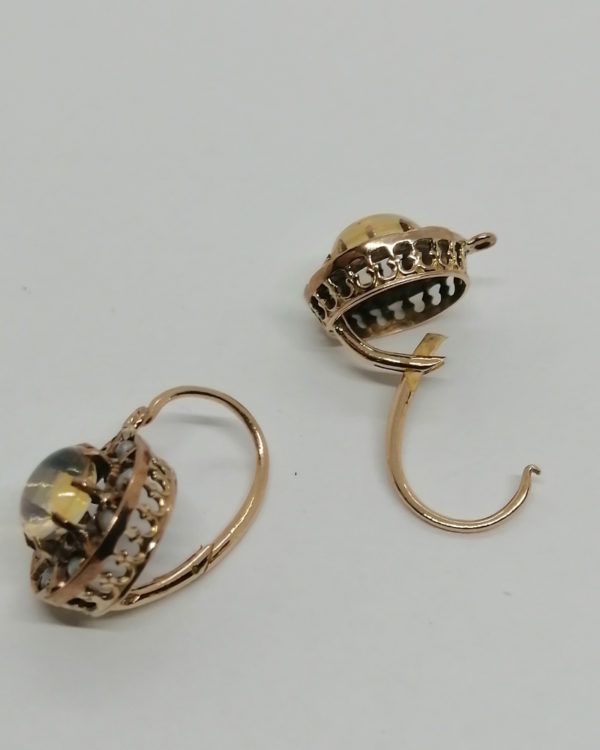 Boucles d'oreilles en or rosé, demi-perles fines et cabochons d'opales, vers 1900. – Image 4