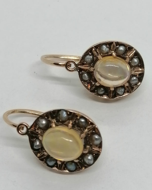 Boucles d'oreilles en or rosé, demi-perles fines et cabochons d'opales, vers 1900. – Image 3