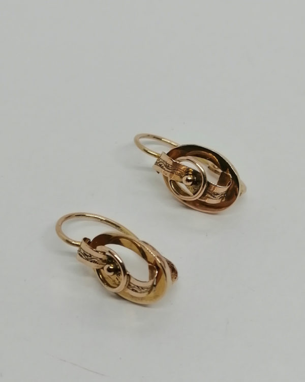Boucles d'oreilles en or rosé, ovale, ajourée, et en volume façon ruban, vers 1880.