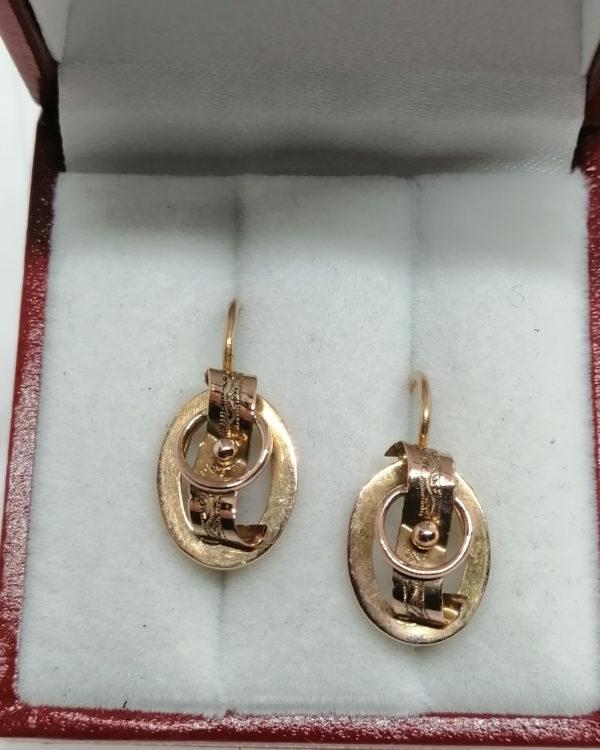 Boucles d'oreilles en or rosé, ovale, ajourée, et en volume façon ruban, vers 1880. – Image 2