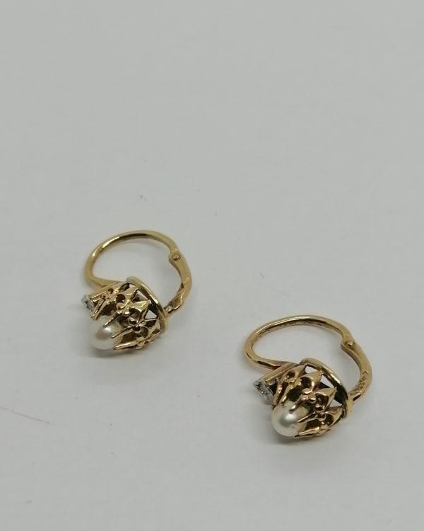 Boucles d'oreilles en or, châton sertie couronne, et perle fine, vers 1900.