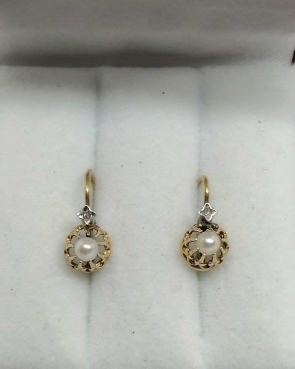 Boucles d'oreilles en or, châton sertie couronne, et perle fine, vers 1900. – Image 2