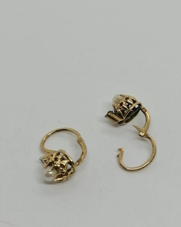 Boucles d'oreilles en or, châton sertie couronne, et perle fine, vers 1900. – Image 3