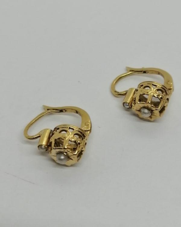 Boucles d'oreilles en or, sertie couronne, demi-perle fine, vers 1900.