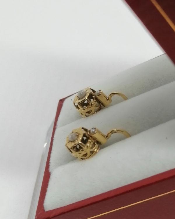 Boucles d'oreilles en or, sertie couronne, demi-perle fine, vers 1900. – Image 3