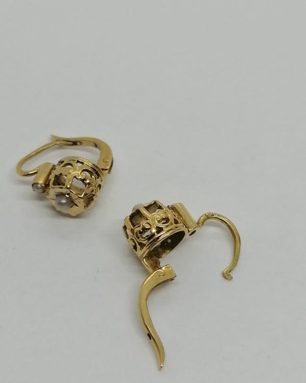 Boucles d'oreilles en or, sertie couronne, demi-perle fine, vers 1900. – Image 4