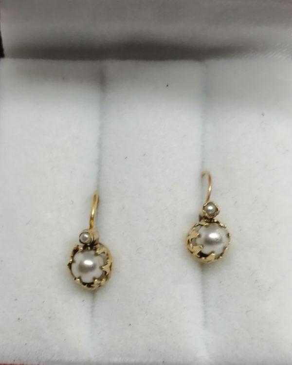 Boucles d'oreilles en or, châton sertie couronne et perle d'imitation, vers 1900-20. – Image 2