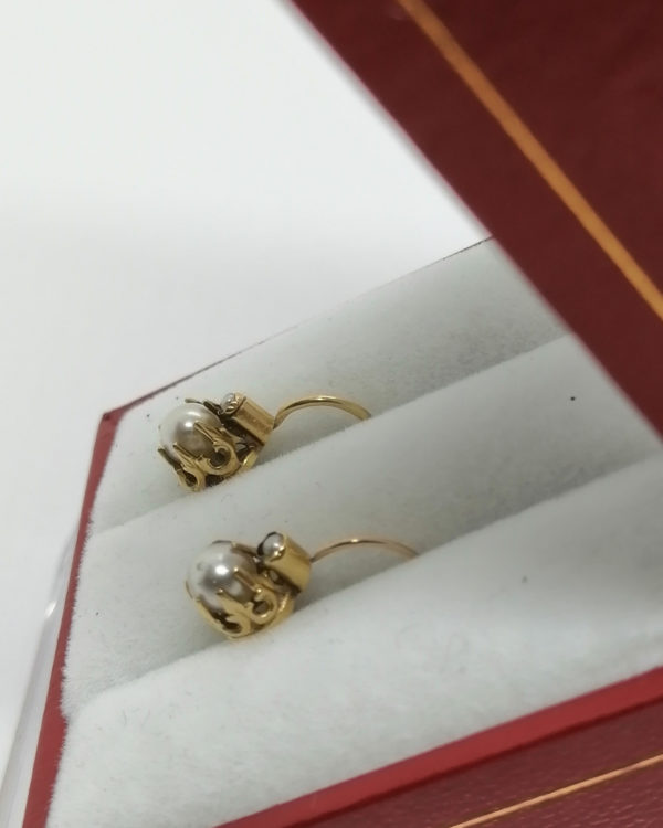 Boucles d'oreilles en or, châton sertie couronne et perle d'imitation, vers 1900-20. – Image 3
