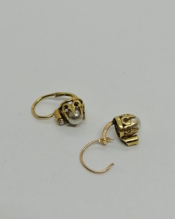 Boucles d'oreilles en or, châton sertie couronne et perle d'imitation, vers 1900-20. – Image 4