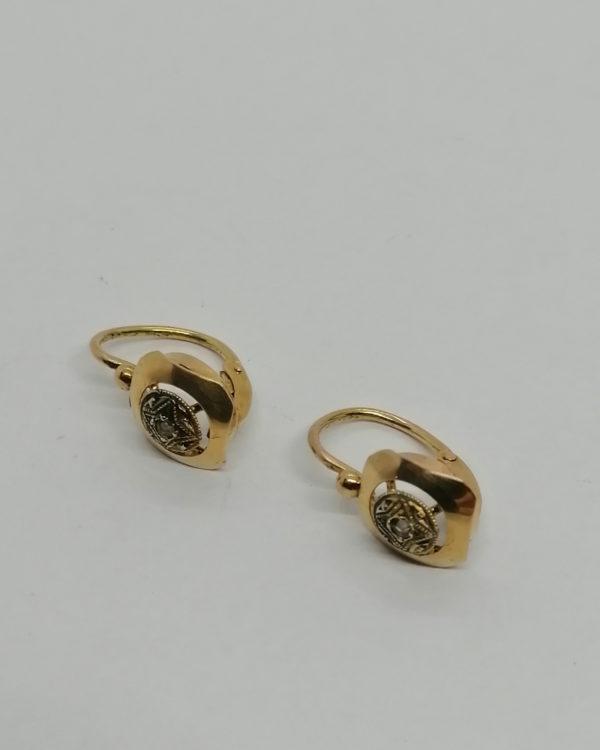 Boucles d'oreilles en or, forme coussin et rose de diamant, vers 1920.