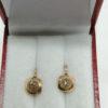 Boucles d'oreilles en or, forme coussin et rose de diamant, vers 1920. – Image 2