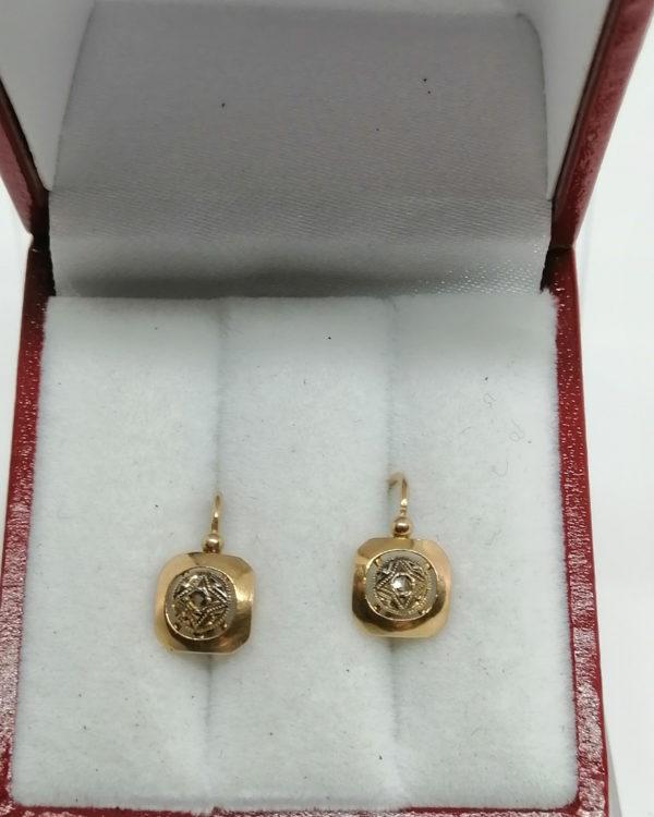 Boucles d'oreilles en or, forme coussin et rose de diamant, vers 1920. – Image 2
