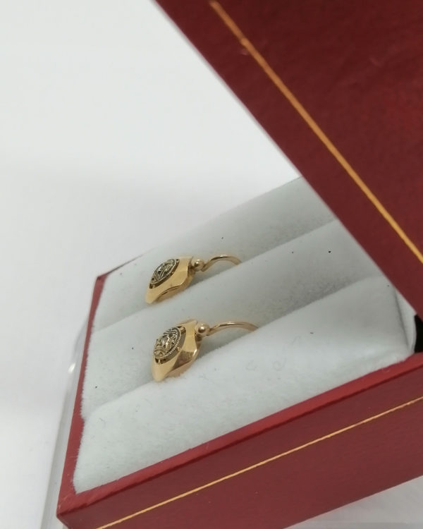 Boucles d'oreilles en or, forme coussin et rose de diamant, vers 1920. – Image 3