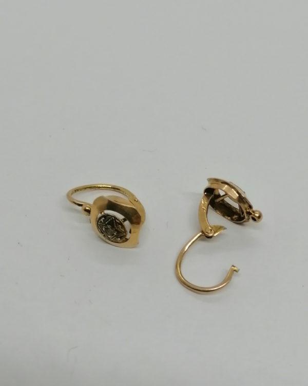 Boucles d'oreilles en or, forme coussin et rose de diamant, vers 1920. – Image 4