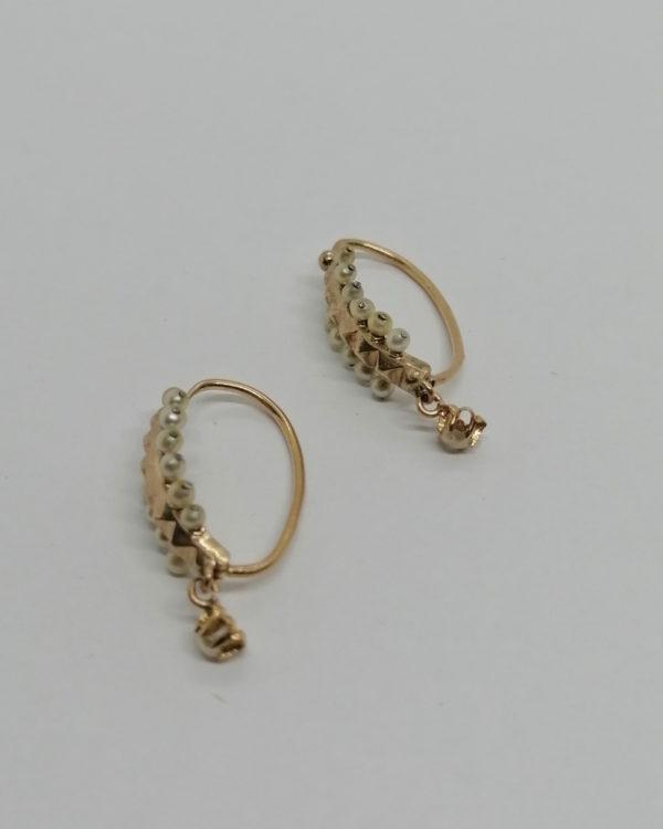 Boucles d'oreilles en or rosé, rangs de perles fines, et pampille, vers 1870.
