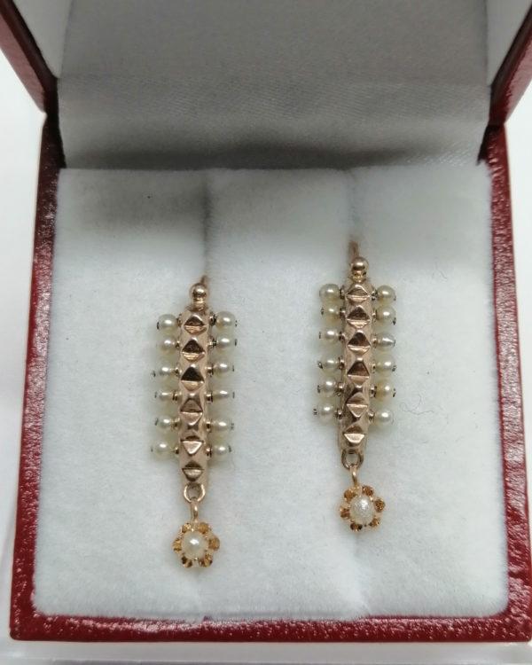Boucles d'oreilles en or rosé, rangs de perles fines, et pampille, vers 1870. – Image 2