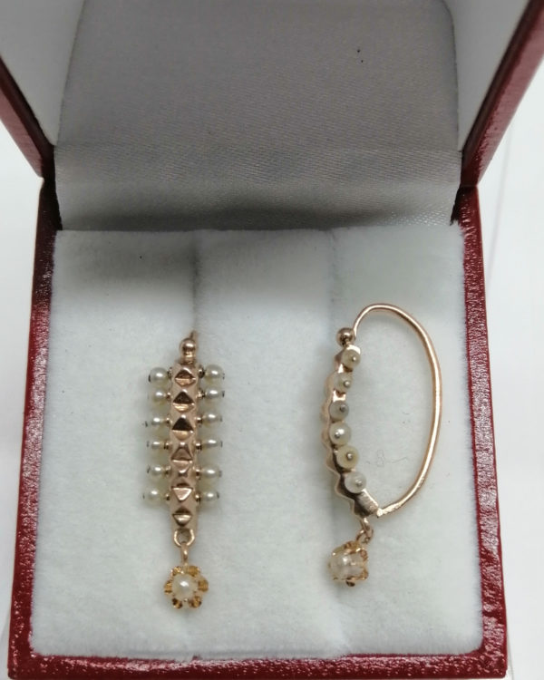 Boucles d'oreilles en or rosé, rangs de perles fines, et pampille, vers 1870. – Image 3