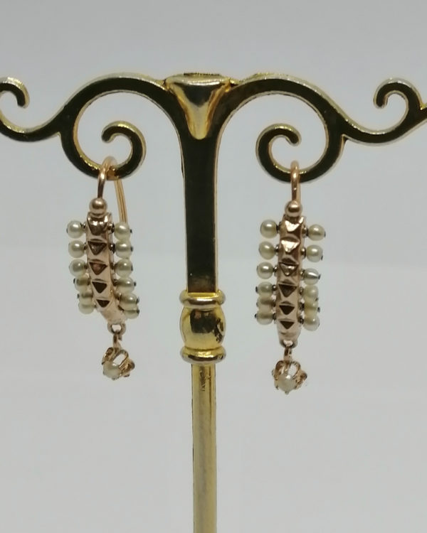 Boucles d'oreilles en or rosé, rangs de perles fines, et pampille, vers 1870. – Image 4