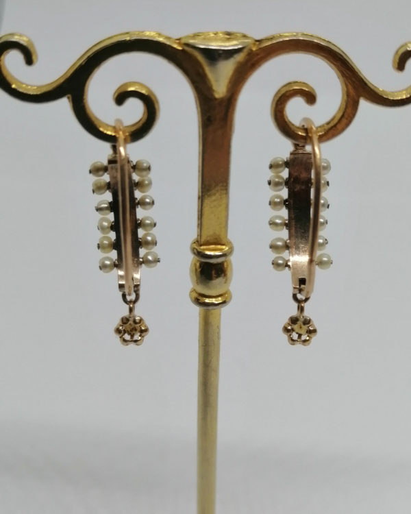 Boucles d'oreilles en or rosé, rangs de perles fines, et pampille, vers 1870. – Image 6
