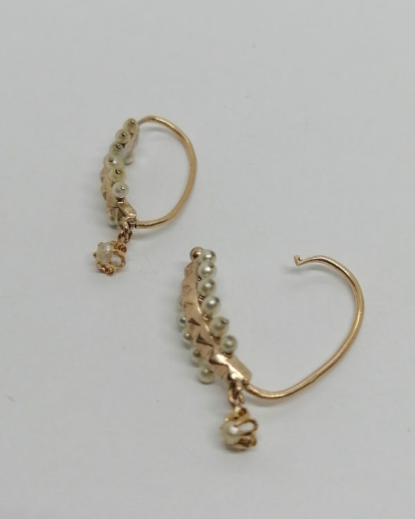 Boucles d'oreilles en or rosé, rangs de perles fines, et pampille, vers 1870. – Image 7
