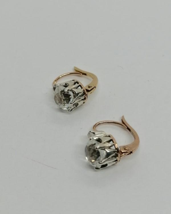 Boucles d'oreilles or rosé, et verre taillé en coussin, vers 1880.
