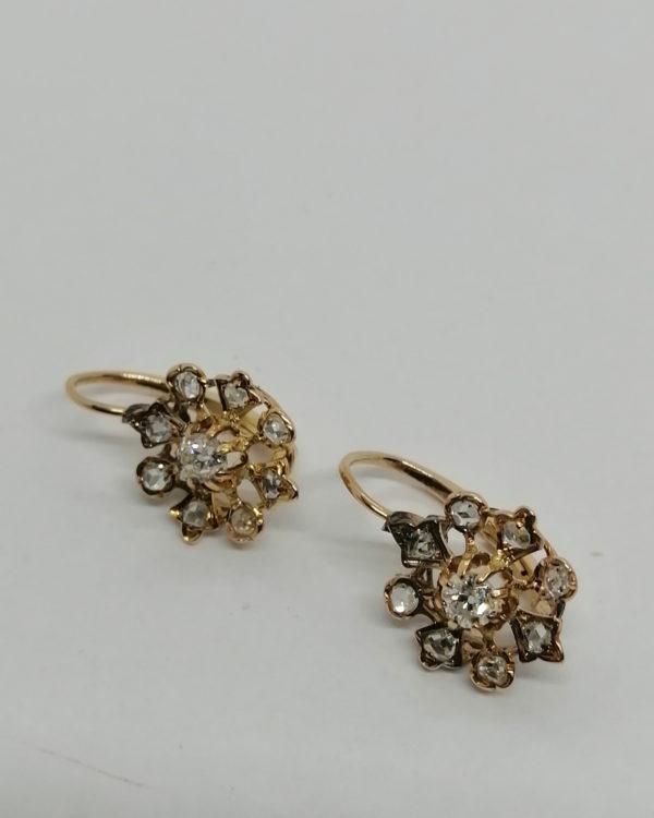 Boucles d'oreilles en or rosé et pavage de diamants, vers 1900.