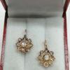 Boucles d'oreilles en or rosé et pavage de diamants, vers 1900. – Image 2