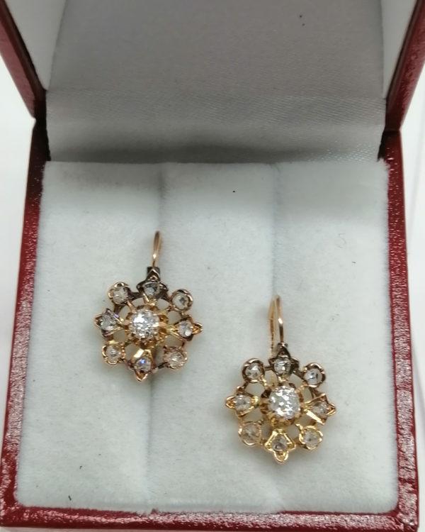 Boucles d'oreilles en or rosé et pavage de diamants, vers 1900. – Image 2
